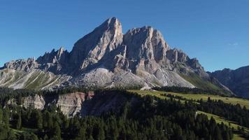 sass de putia en passo delle erbe pass en tirol del sur, vista aérea de las montañas dolomitas italianas, italia video