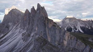 geislergebirgsgruppe aus seceda luftaufnahme, italienische dolomiten südtirol, italien video