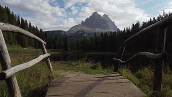 antorno sjö och Tre cime di lavaredo toppar reflexion i italiensk dolomiter antenn se, Italien video