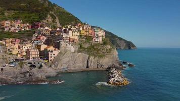 vista aérea de manarola em cinque terre, liguria, itália video