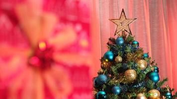 weihnachtsgeschenk und geschmückte kiefer in einem gemütlichen winterhaus wohnzimmer während der heiligabendnacht. bunte Lichter bewegen sich. video
