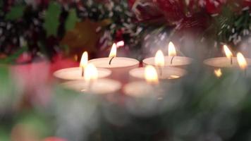 luzes de velas de natal em fundo vermelho e decoração de guirlanda de natal para celebração religiosa de férias video