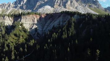 sass de putia à passo delle erbe pass dans le tyrol du sud, vue aérienne de la montagne des dolomites italiennes, italie video