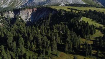 sass de putia in passo delle erbe pass in südtirol, italienische dolomiten berg luftaufnahme, italien video