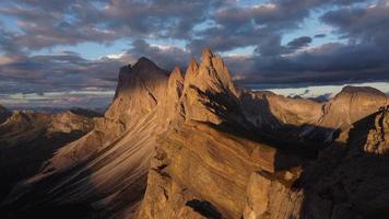 Groupe de montagne odle de seceda vue aérienne, dolomites italiennes du Tyrol du sud, italie video