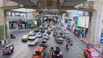 bangkok, Tailandia, novembre 9, 2022, traffico su il strada nel il sera. video