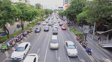 Bangkok, thailand, november 9, 2022, trafik på de väg i de kväll. video