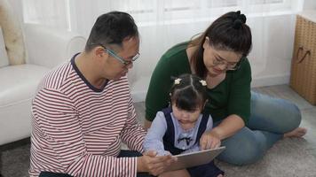 familia viendo dibujos animados desde la computadora juntos en casa video