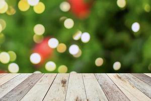 Mesa de madera vacía con árbol de navidad borroso con fondo de luz bokeh foto