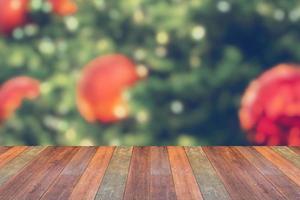 Mesa de madera vacía con árbol de navidad borroso con fondo de luz bokeh foto