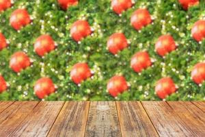 Mesa de madera vacía con árbol de navidad borroso con fondo de luz bokeh foto