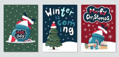 conjunto de tres lindas tarjetas de felicitación de navidad con santa, abeto, cajas de regalo y letras dibujadas a mano en colores tradicionales de navidad. vector