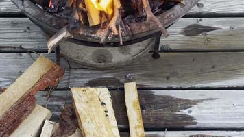 feu de bois et poêle chauffée video