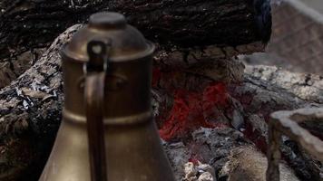hout ontslagen koper kruik koken water in kamp video
