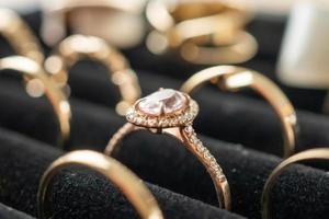 exhibición de anillos de diamantes de joyería de oro en escaparate de exhibición de tienda minorista de lujo