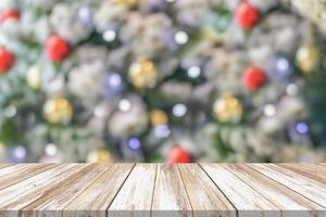 Mesa de madera vacía con árbol de navidad borroso con fondo de luz bokeh foto