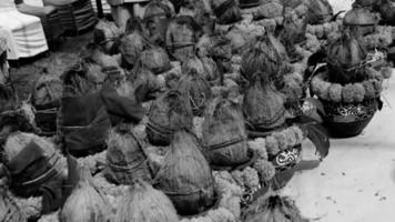 delhi, indien 03. april 2022 - frauen mit kalash auf dem kopf während des jagannath-tempels mangal kalash yatra, indische hindu-anhänger tragen irdene töpfe mit heiligem wasser mit kokosnuss auf der oberseite - schwarz und weiß video