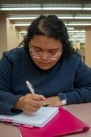 estudiante estudiando en la biblioteca foto