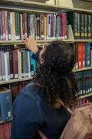 estudiante estudiando en la biblioteca foto