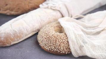 une variété de produits de boulangerie, baguette, bagel, dans des sacs en coton video