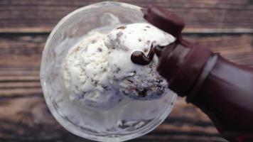 crème glacée et sirop de chocolat sur un bol