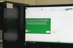 chiang mai, tailandia - 29 de junio de 2020 - microsoft excel, una hoja de cálculo desarrollada por microsoft, en la pantalla de la computadora. foto