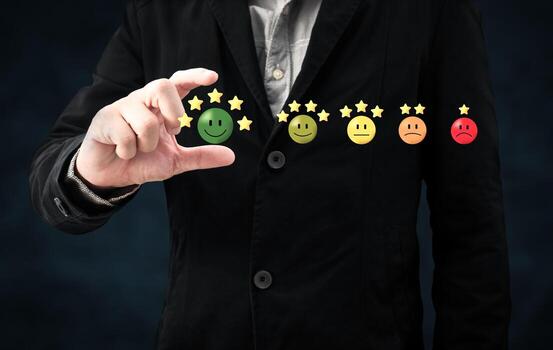 la mano de la persona elige el ícono de la cara de sonrisa feliz y el símbolo de cinco estrellas para aumentar la calificación del concepto de producto y servicio, la experiencia de servicio al cliente y la encuesta de satisfacción comercial. foto