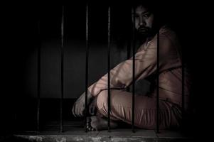manos de hombres desesperados por atrapar la prisión de hierro, el concepto de prisionero, la gente de tailandia, la esperanza de ser libres. foto
