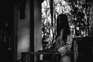 retrato de una mujer asiática maquillada fantasma, escena de terror aterradora para el fondo, concepto del festival de halloween, afiche de películas de fantasmas foto