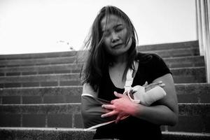 A beautiful Asian girl broke her arm and splinted,Woman accidentally falls, arms hit the ground, causing fractures, photo