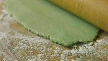 pastel con masa verde, guindas y crema agria. también tiene adorno de comida y el pastel de estrella roja video