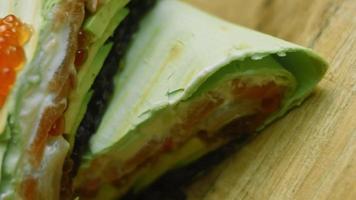 combinazione di Sushi e burrito. litchi è anche Usato per retrogusto. video