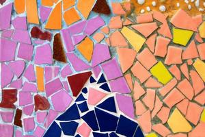 tailandia-22 de febrero de 2021 colorido del piso de mosaico para el fondo. papel tapiz de diseño de arte, forma rota y abstracto. Fragmento de mosaico rosa, rojo, o gama, marrón, amarillo y violeta o violeta en la pared. foto