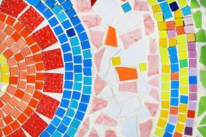 tailandia-22 de febrero de 2021 colorido de fondo de mosaico. papel tapiz de diseño de arte, agrietado y abstracto. fragmento de mosaico rosa, rojo, naranja, azul, marrón, amarillo, blanco y morado o violeta en la pared. foto