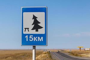 lugar de descanso adelante en 15 km. señal de tráfico en la carretera en Kazajstán foto