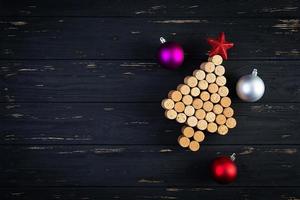 árbol de corcho de vino con adornos navideños. maqueta de tarjeta de regalo de año nuevo foto