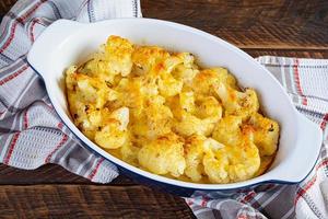 comida dietetica. coliflor al horno con queso, nata y huevos foto