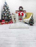 habitación interior decorada en estilo navideño con árbol de navidad y cajas de regalo foto