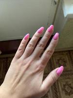 manicura de uñas rosas foto