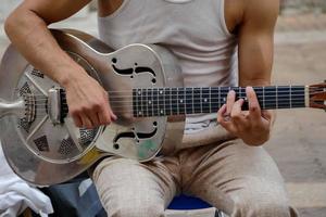 españa, 2022 - hombre tocando la guitarra foto