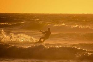 kitesurfista no identificado en las islas canarias, alrededor de julio de 2022 foto