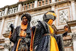 personas no identificadas con máscaras de carnaval en el carnaval de venecia en venecia, italia, alrededor de febrero de 2022 foto