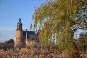 otoño en un castillo en westfalia foto