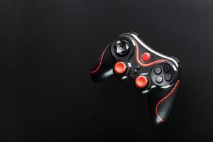 controlador de juego gamepad sobre fondo negro. dispositivo para controlar y controlar el juego. foto