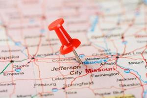 aguja clerical roja en un mapa de estados unidos, missouri y la ciudad capital de jefferson. Cerrar mapa de Missouri con tachuela roja foto