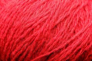 primer plano de hilo de lana hilo rojo colorido para costura en macro. foto
