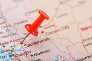 aguja clerical roja en un mapa de estados unidos, california y sacramento capital. Cerrar mapa de California con tachuela roja foto