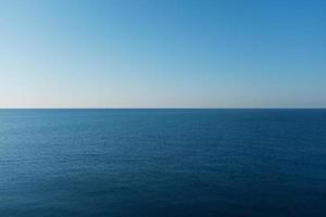 hermoso horizonte del mar negro al atardecer. foto