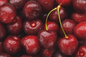 bayas maduras y frescas de una cereza dulce con gotas de agua de cerca. foto