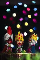 figuras de los tres reyes de oriente con luces al fondo foto